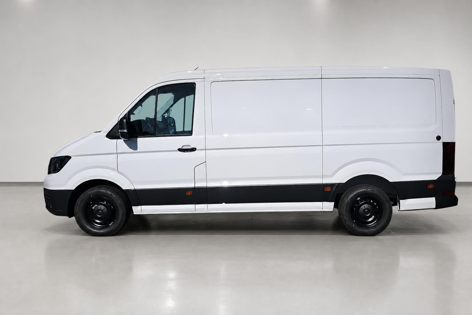 VW Crafter Kastenwagen weiß Seitenansicht Studioaufnahme