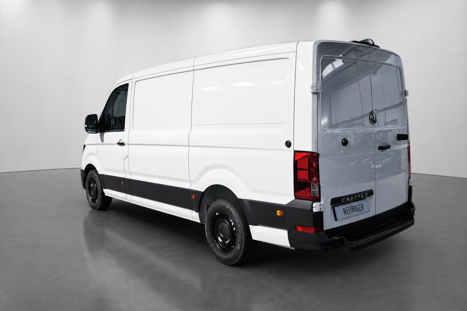 VW Crafter Kastenwagen weiß Heckansicht seitlich im Studio