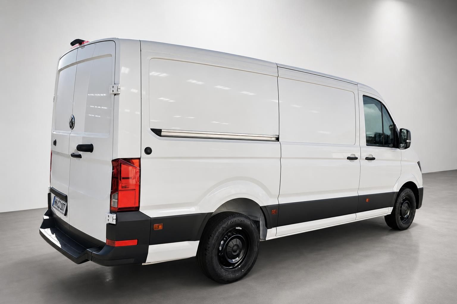 VW Crafter Kastenwagen weiß Heck- und Seitenansicht Studiofoto