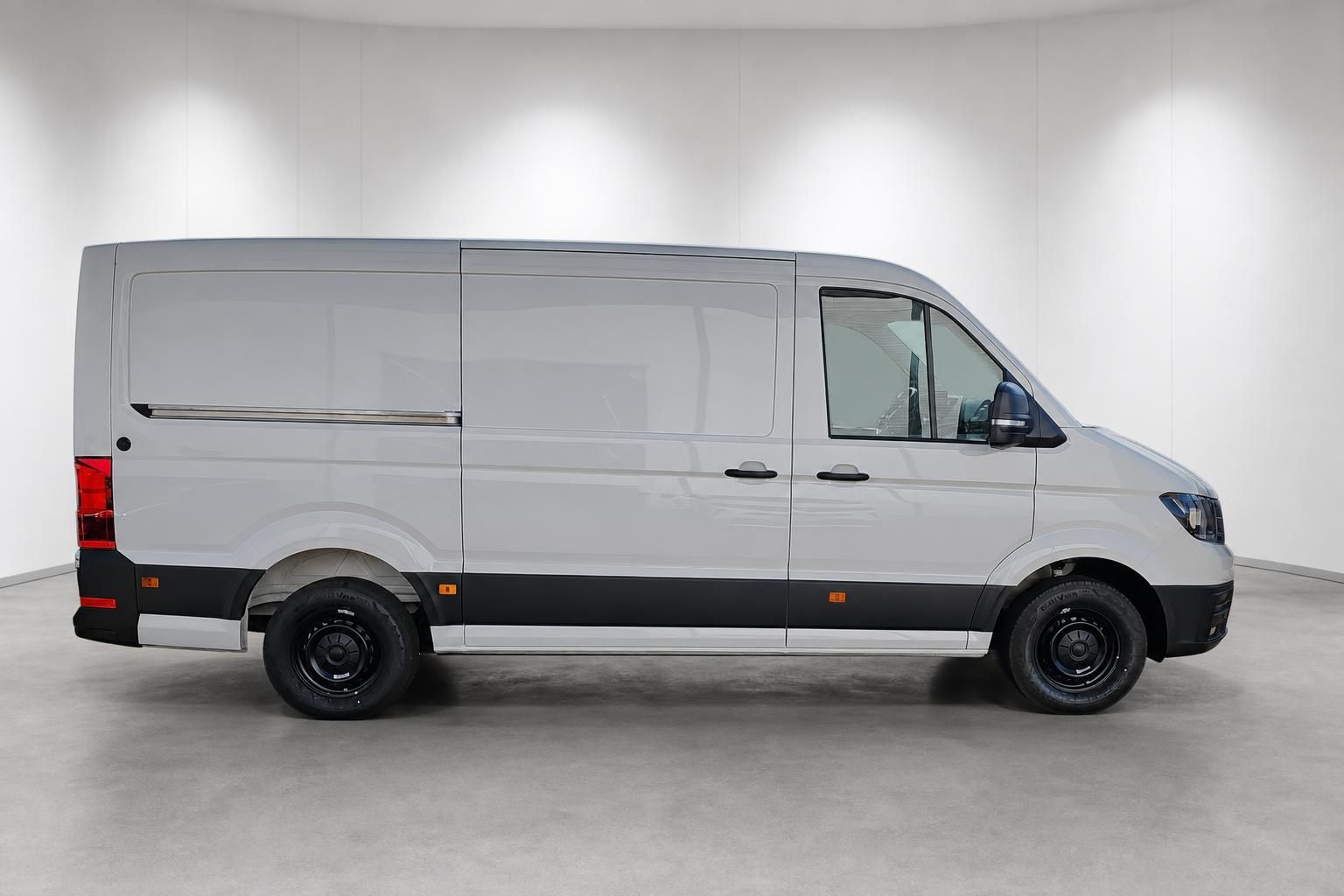 VW Crafter Kastenwagen weiß Seitenansicht komplett Studioaufnahme