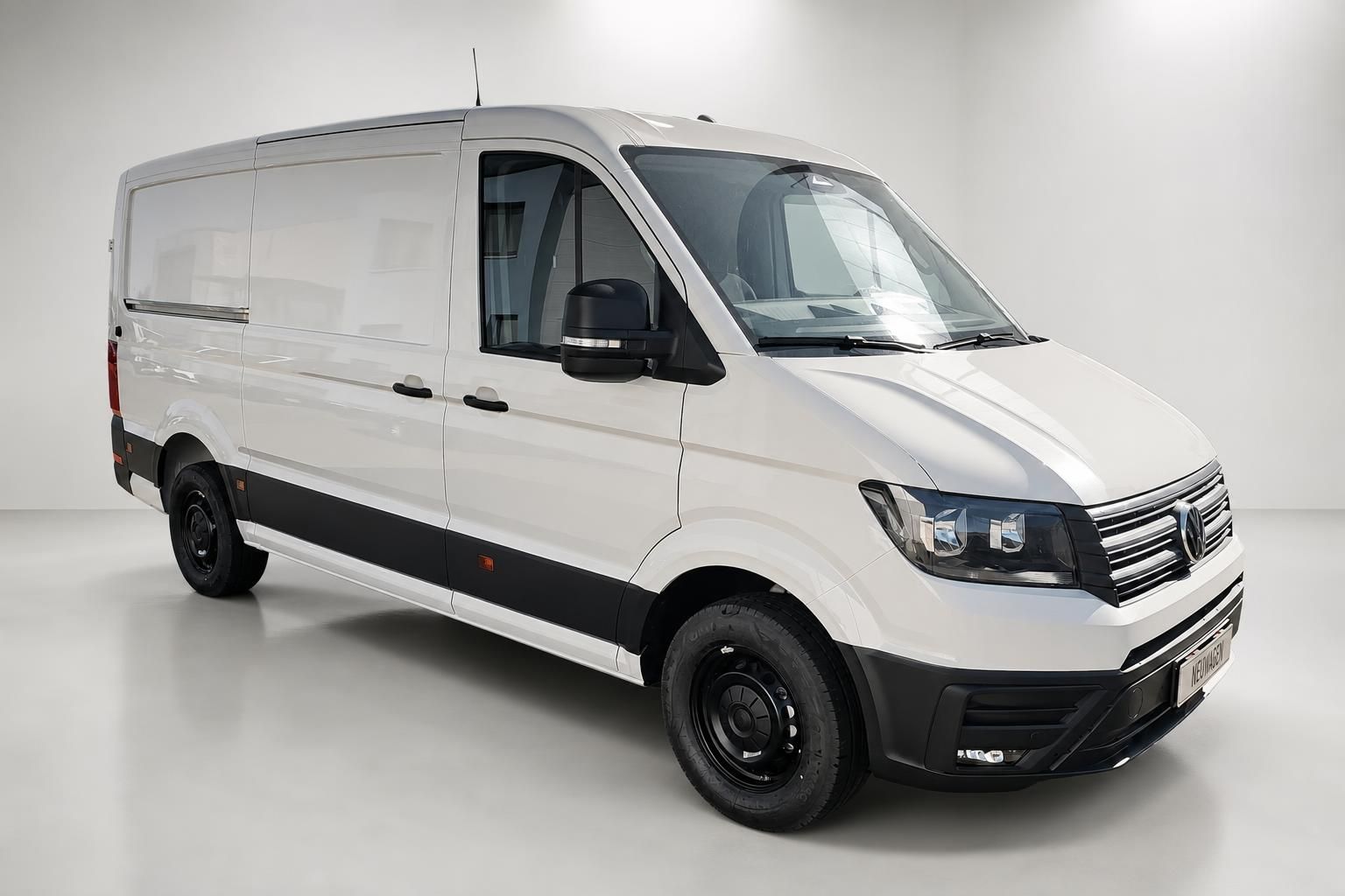VW Crafter Kastenwagen weiß Frontansicht schräg im Studio