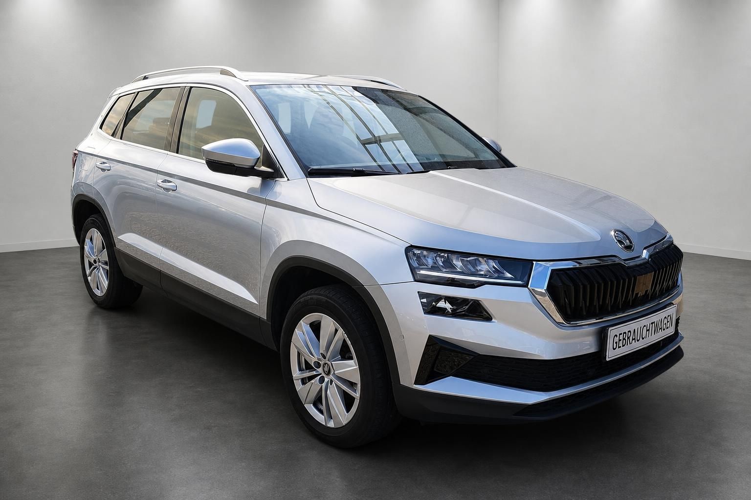 Skoda Karoq Gebrauchtwagen in Silber, Frontansicht mit Kennzeichenhalter