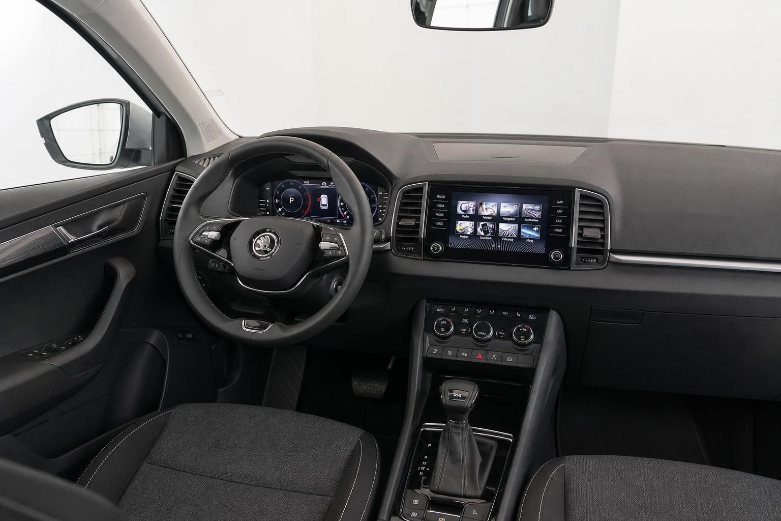 Skoda Innenraum mit Cockpit, Lenkrad und digitalem Infotainment-Display