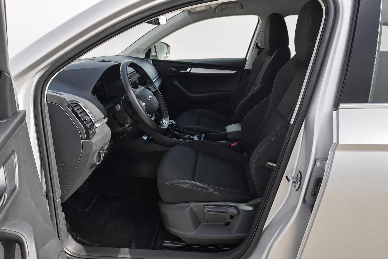 Skoda Karoq Innenraum, Fahrersitz und Cockpit Detailansicht