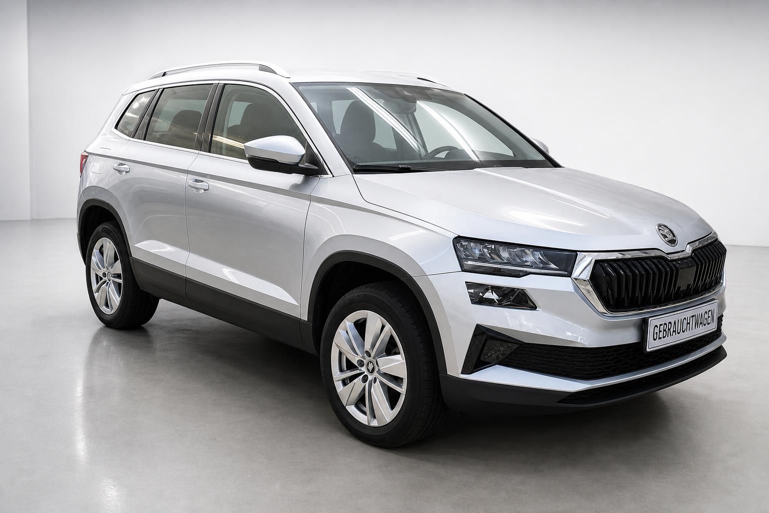 Skoda Karoq SUV in Silber, Frontansicht schraeg im Studio