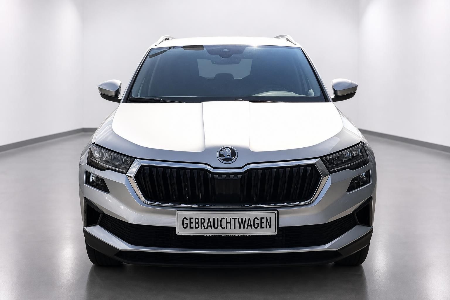 Skoda Karoq Frontansicht in Weiss-Silber, Studioaufnahme