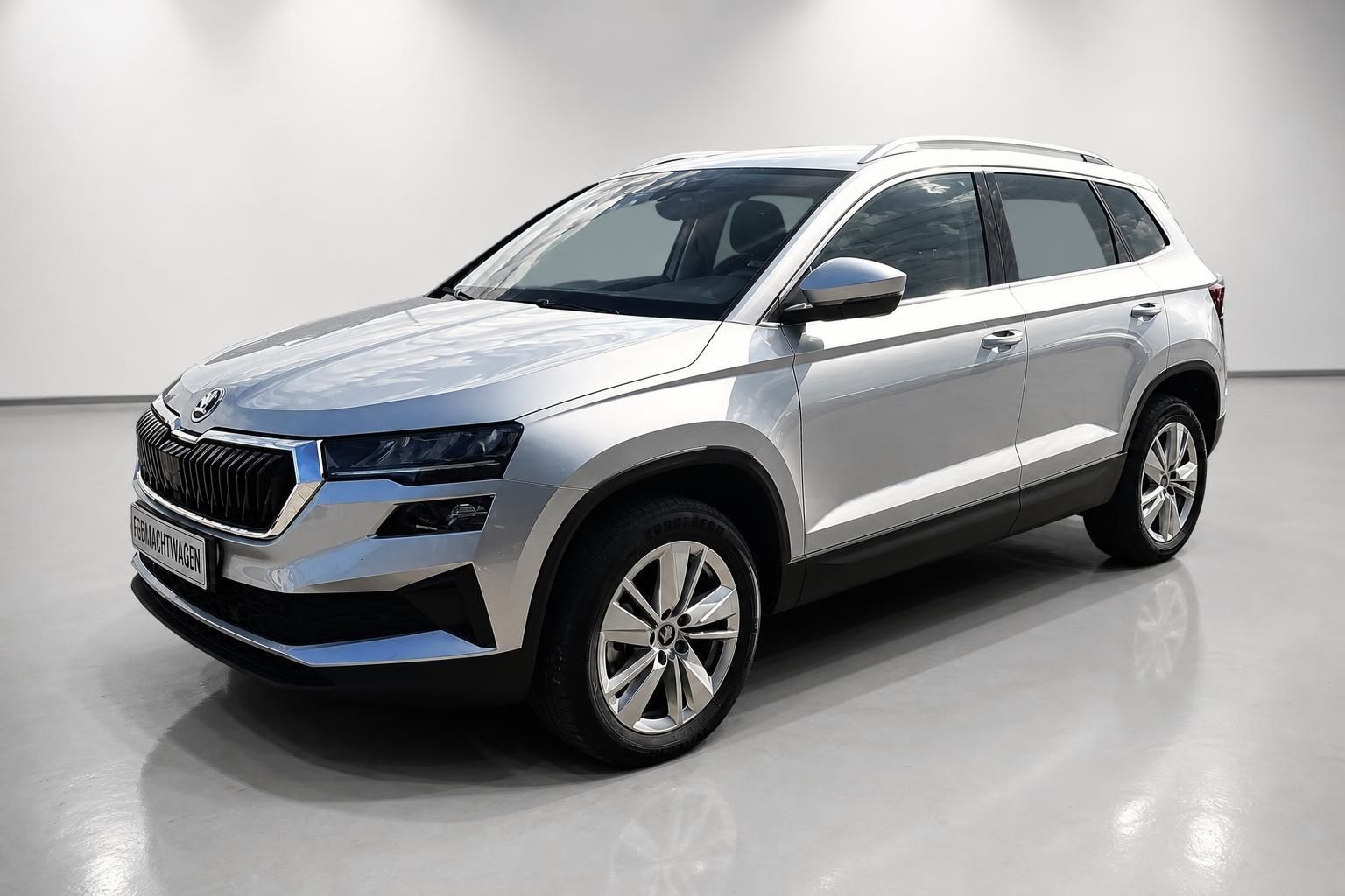 Skoda Karoq SUV Silber, Frontansicht schraeg Studiofoto