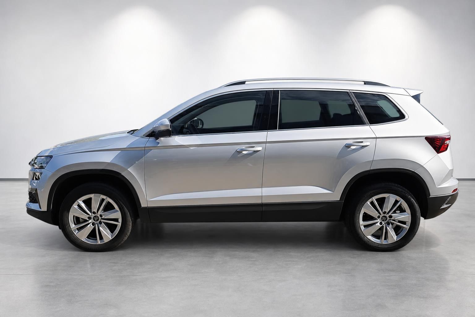 Skoda Karoq Silber, Seitenansicht komplett im Studio