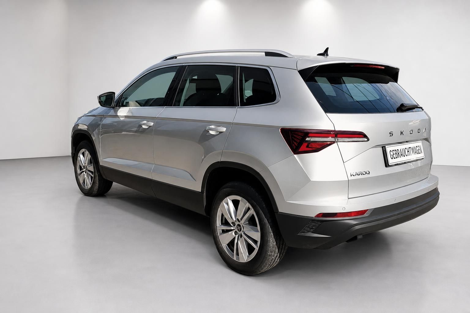 Skoda Karoq silber, Seiten-Heckansicht als Gebrauchtwagen