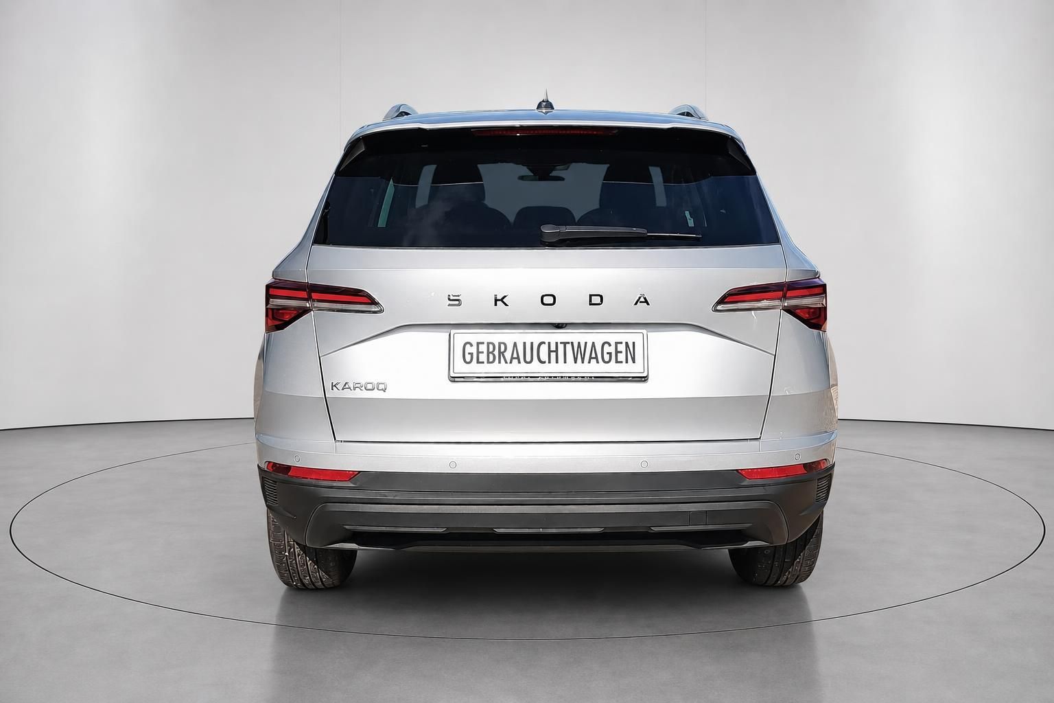 Skoda Karoq in Silber, Heckansicht im Studio