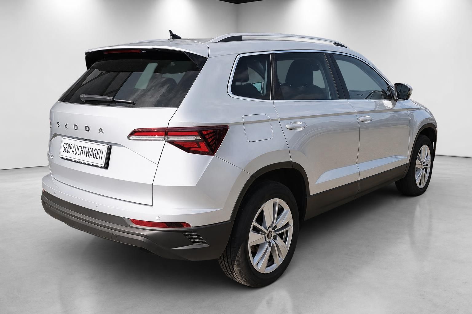 Skoda Karoq in Silber, Heck-Seitenansicht Studioaufnahme