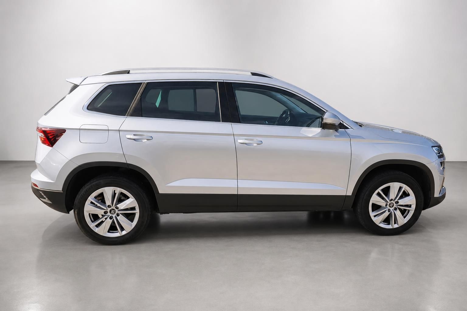 Skoda Karoq silber, Seitenansicht Gebrauchtwagen im Studio