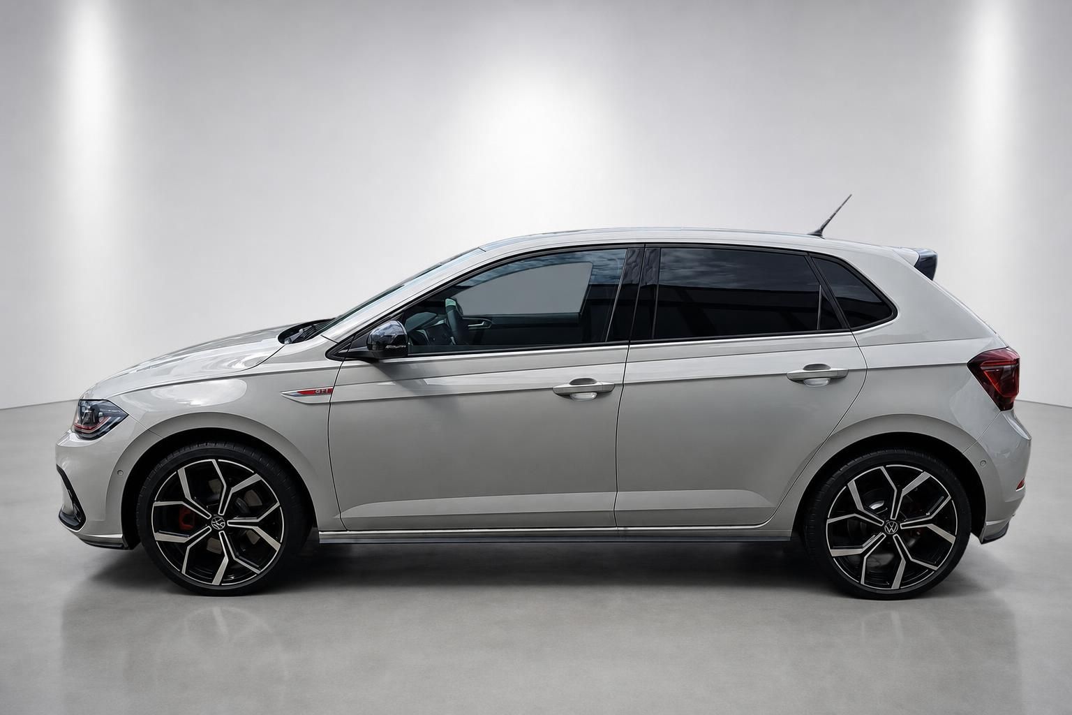 VW Polo GTI Seitenansicht in Beige mit schwarzen Felgen