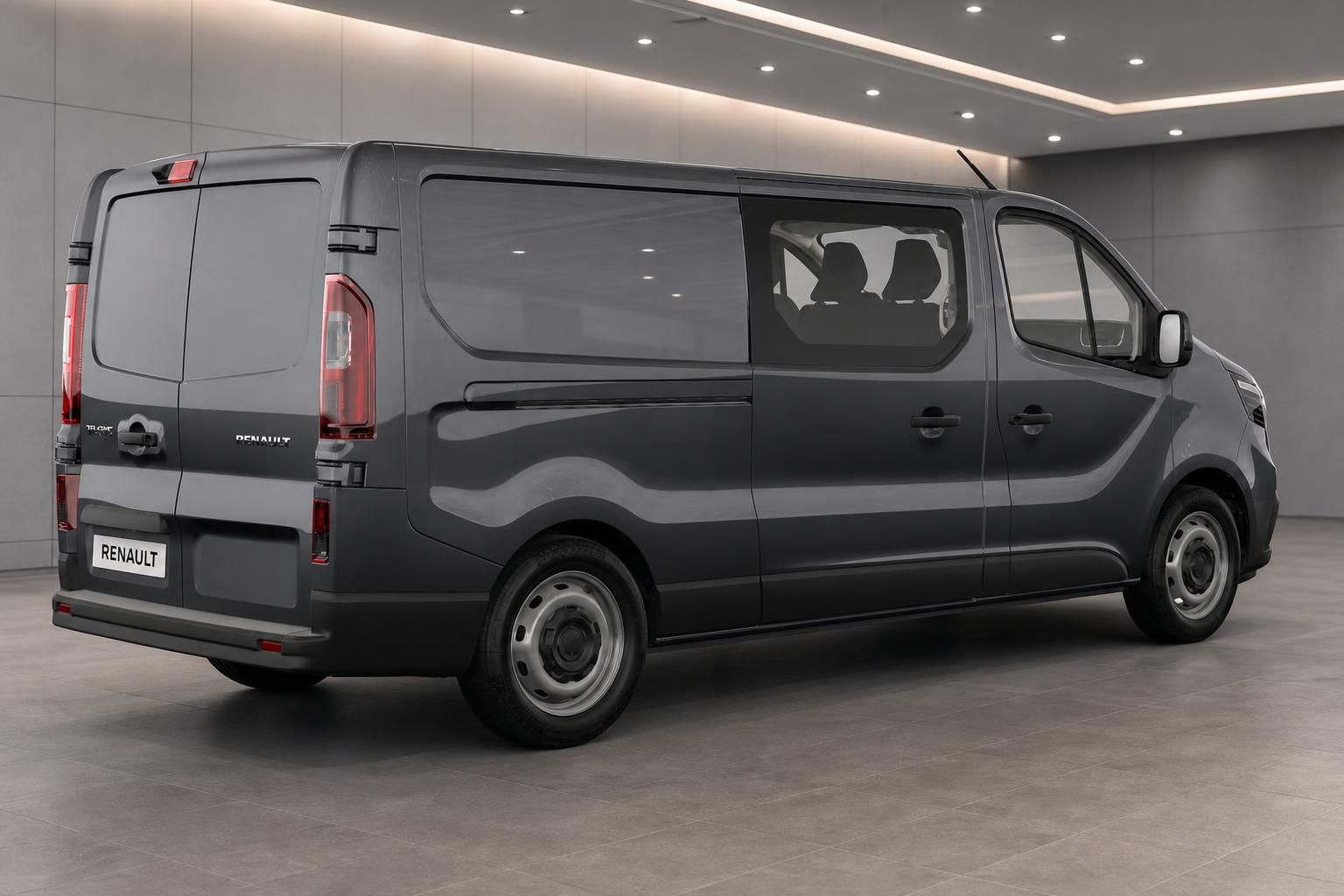 Renault Trafic Kastenwagen grau, Heckansicht schräg im Showroom