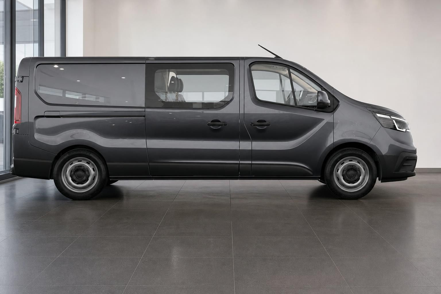 Renault Trafic Van in Grau, Seitenansicht im modernen Autohaus