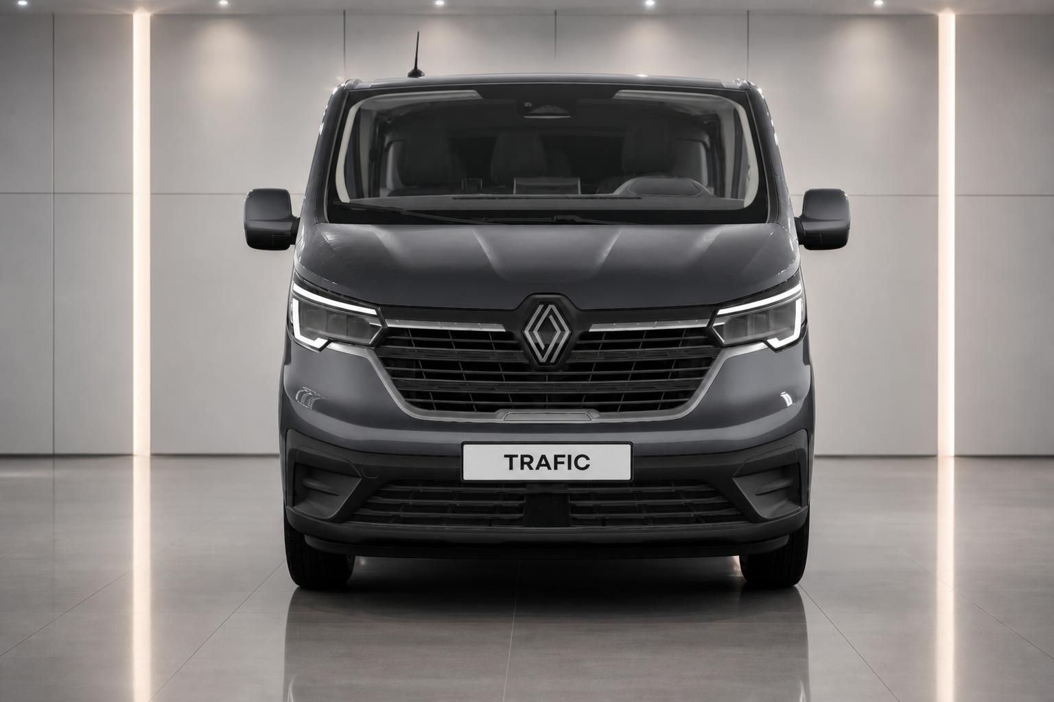 Renault Trafic Frontalansicht grau mit Kühlergrill im Showroom