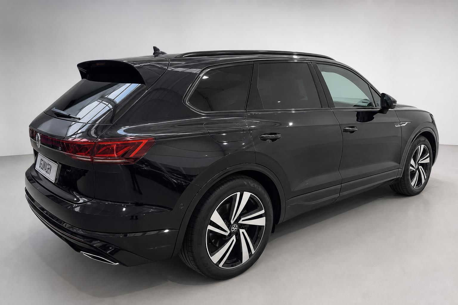 VW Touareg schwarz Heckansicht mit Dachspoiler und LED-Rueckleuchten
