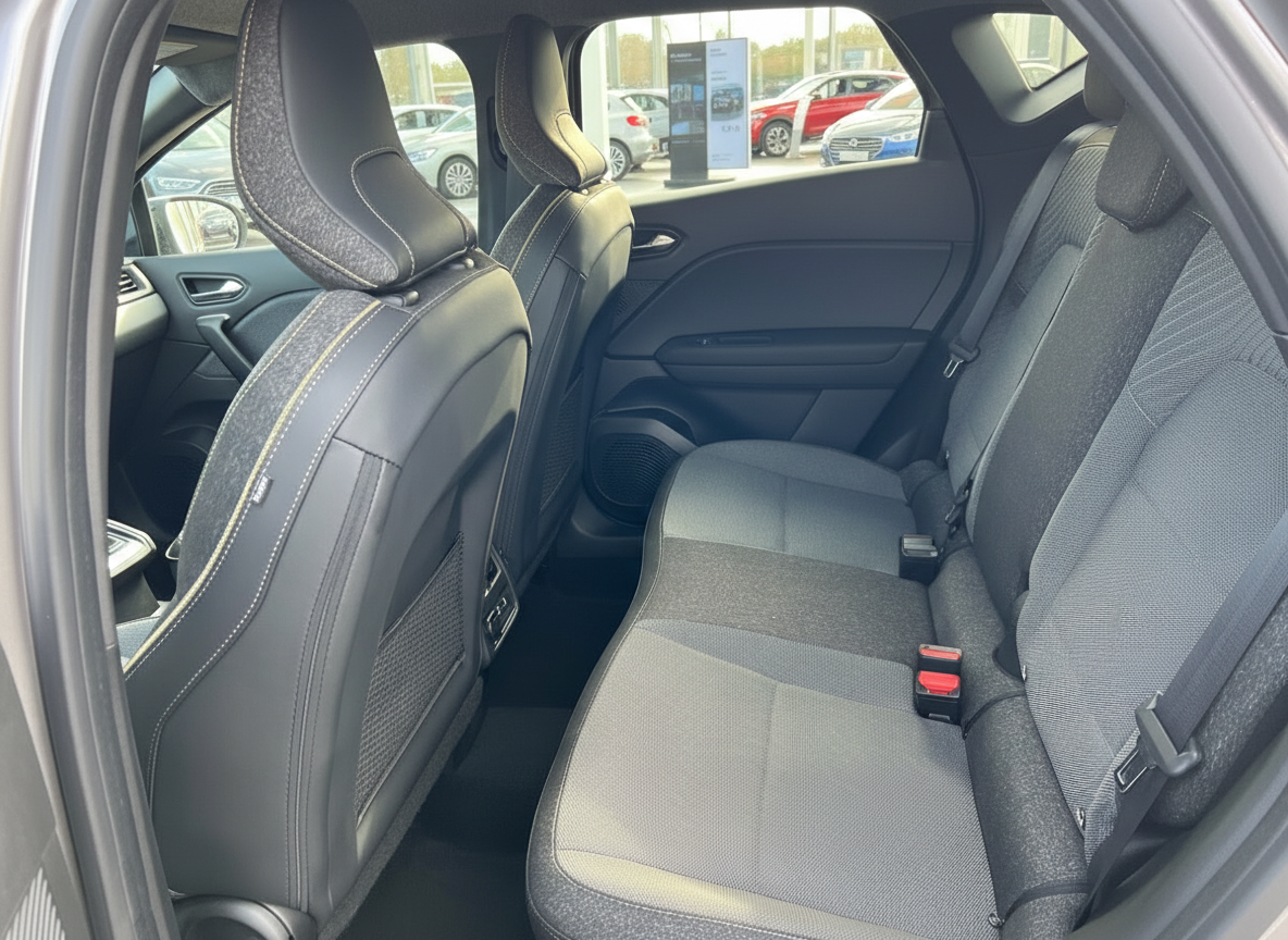 Fahrzeuginnenraum Rücksitzbereich mit schwarzen Ledersitzen und grauen Stoffsitzen, Sicherheitsgurte sichtbar