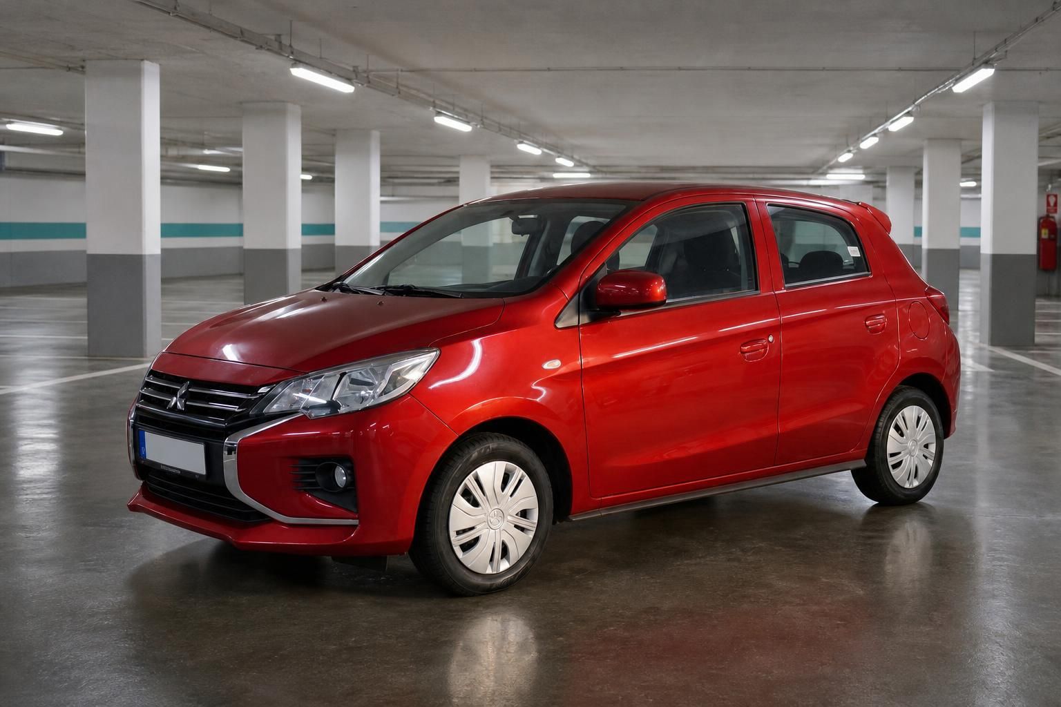 Mitsubishi Space Star rot Seitenansicht schräg vorne in Parkhaus – roter Kleinwagen gebraucht