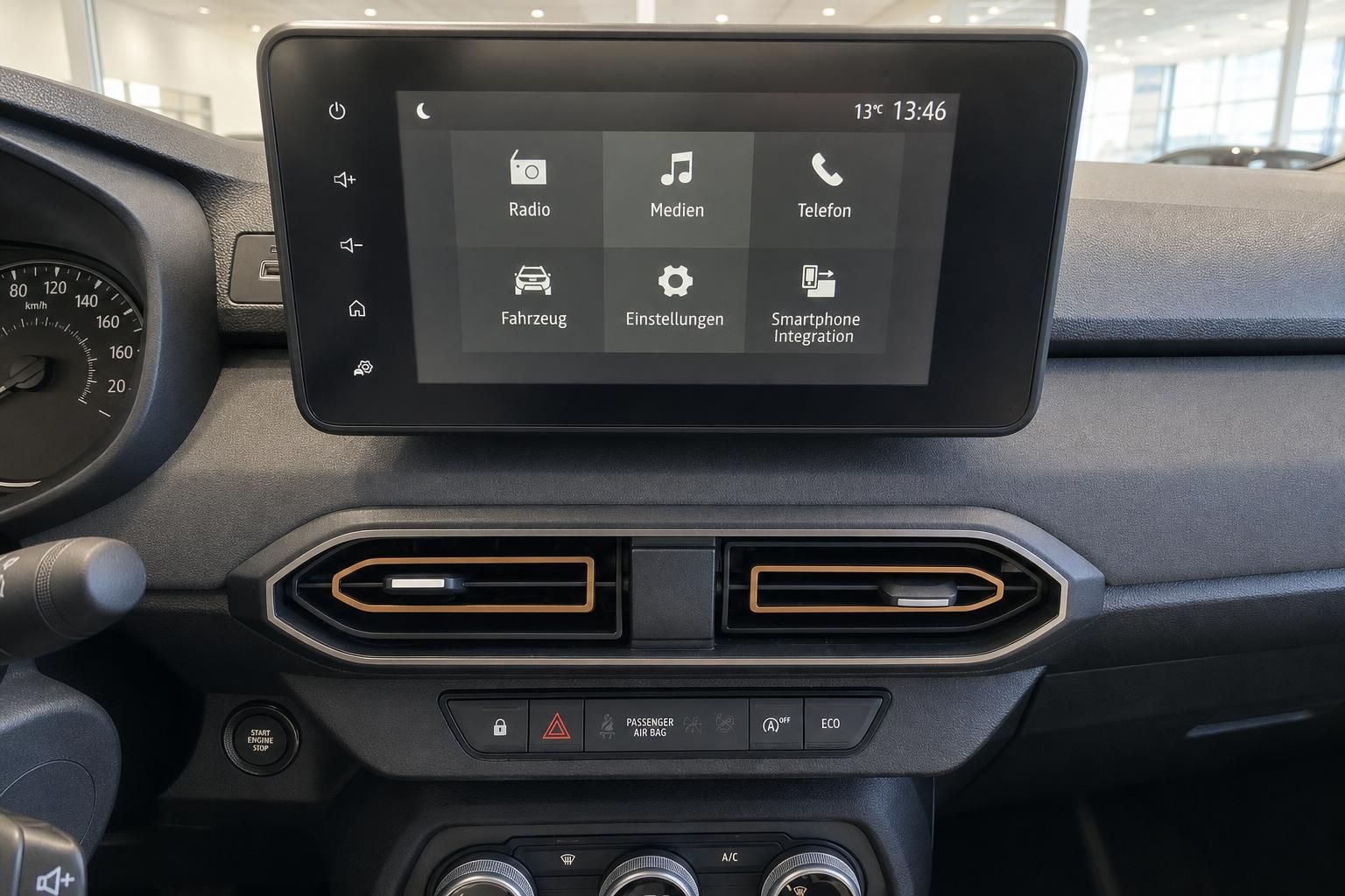 Dacia Fahrzeug Touchscreen-Display mit Navigationssystem und Multimedia-Funktionen im Armaturenbrett