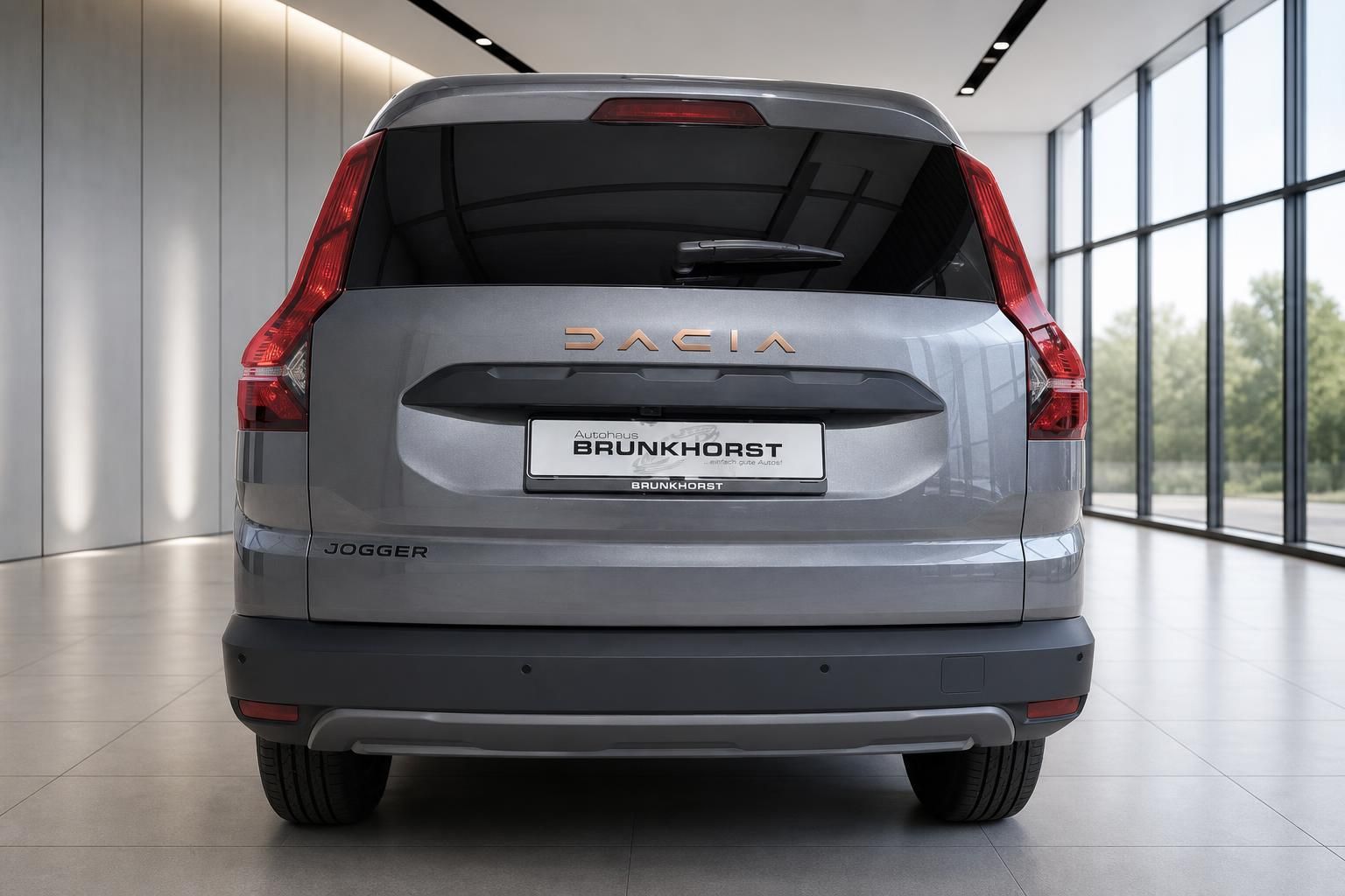 Dacia Jogger Heckansicht grauer SUV mit LED-Rückleuchten und JOGGER Modellschriftzug