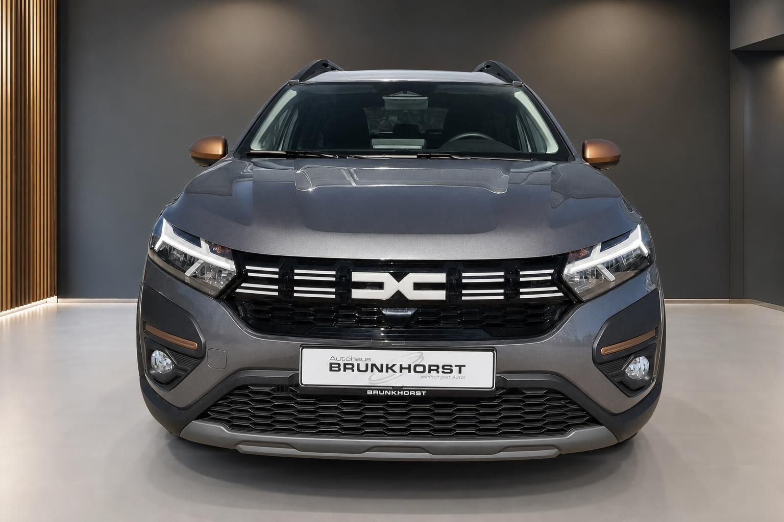 Dacia Jogger Frontansicht grauer SUV mit markanter Kühlergrill und LED-Scheinwerfern