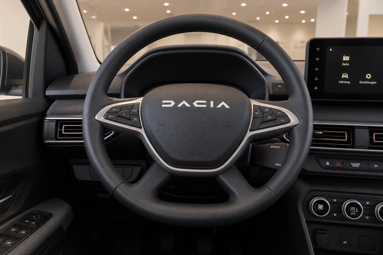 Dacia Fahrzeug Innenraum mit Lenkrad, Cockpit und Touchscreen-Display in grau-schwarzer Ausstattung