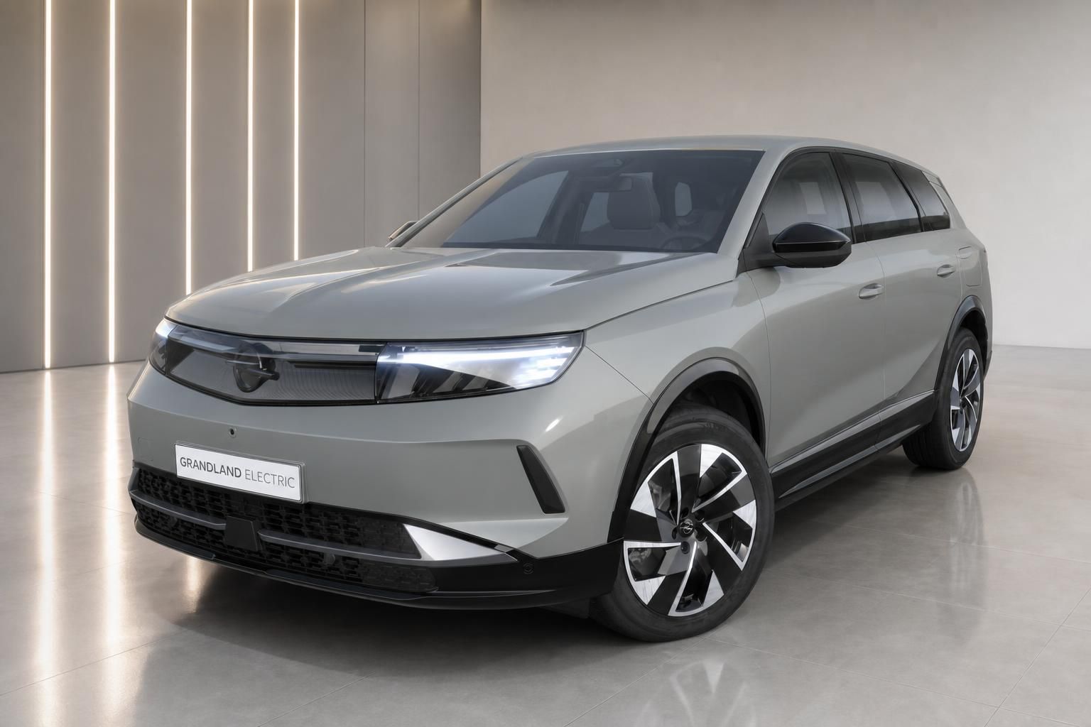 Opel Grandland Electric SUV in Grün-Grau Frontansicht schräg links im Showroom