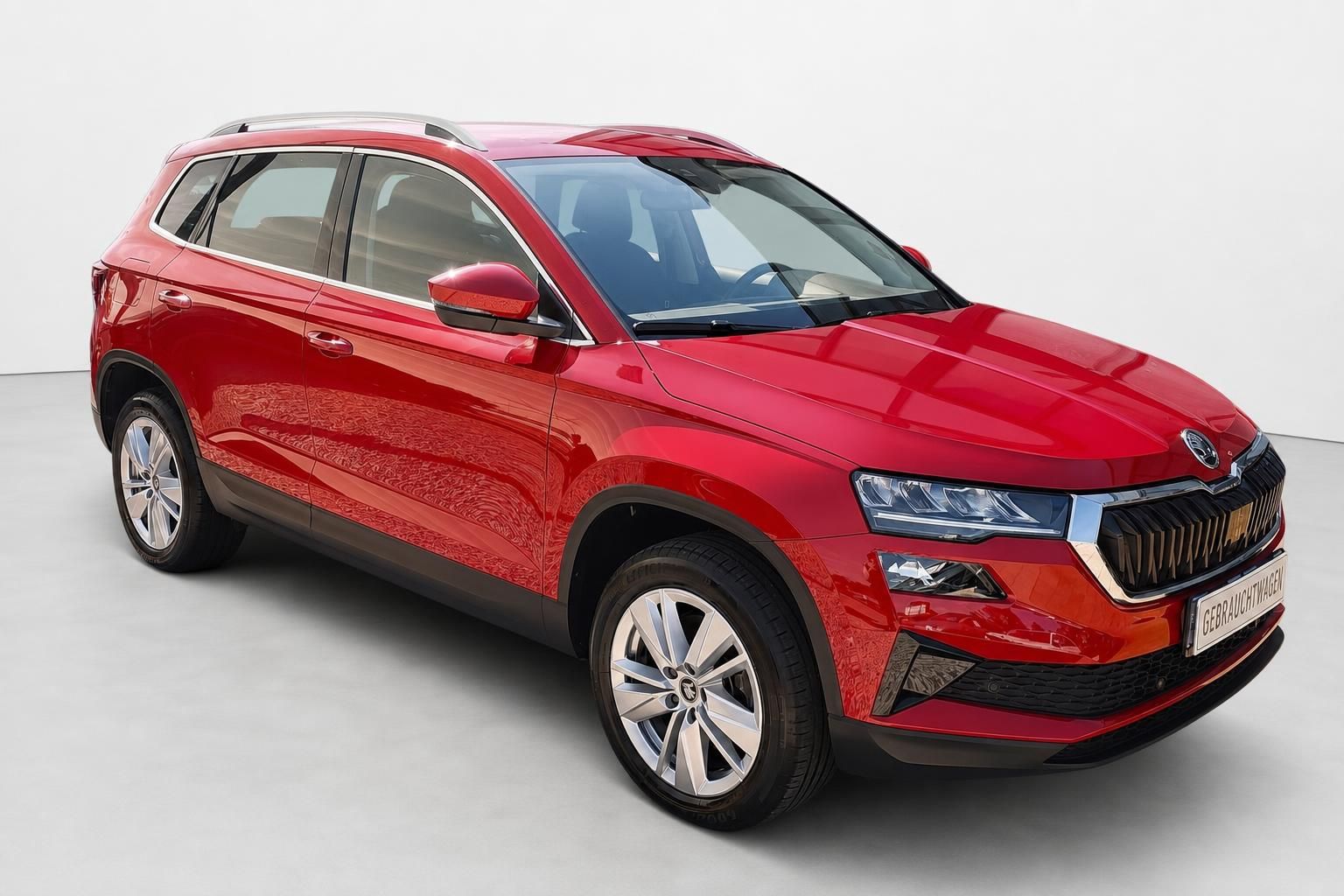 Roter Skoda Karoq SUV Gebrauchtwagen Frontansicht seitlich im Studio