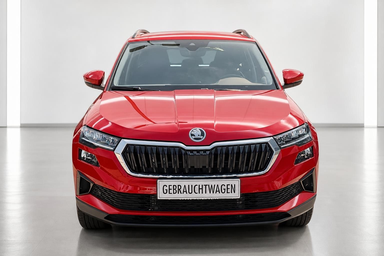 Skoda Karoq rot, Frontansicht mit Kühlergrill im Studio