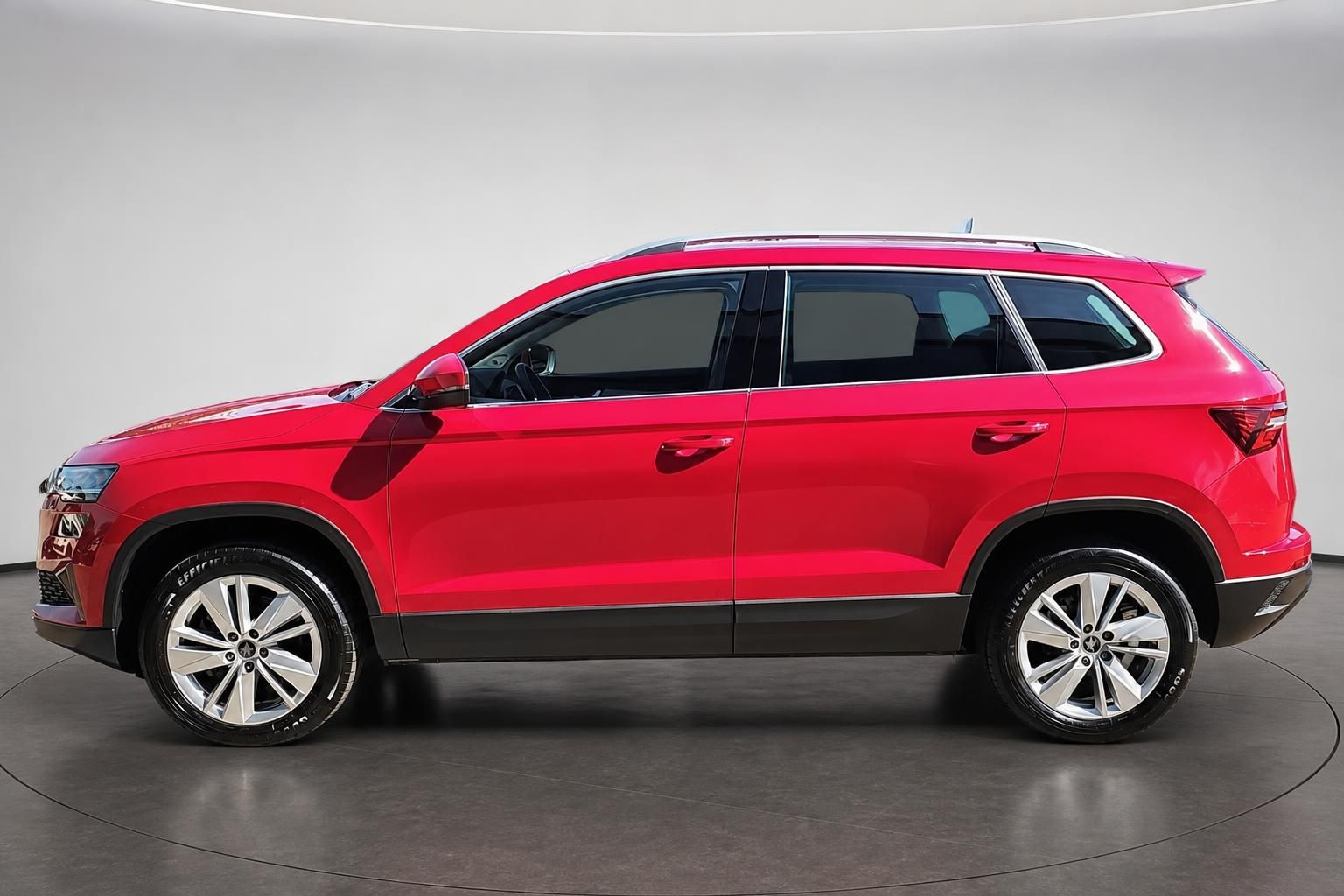 Skoda Karoq rot, Seitenansicht auf Drehteller im Studio
