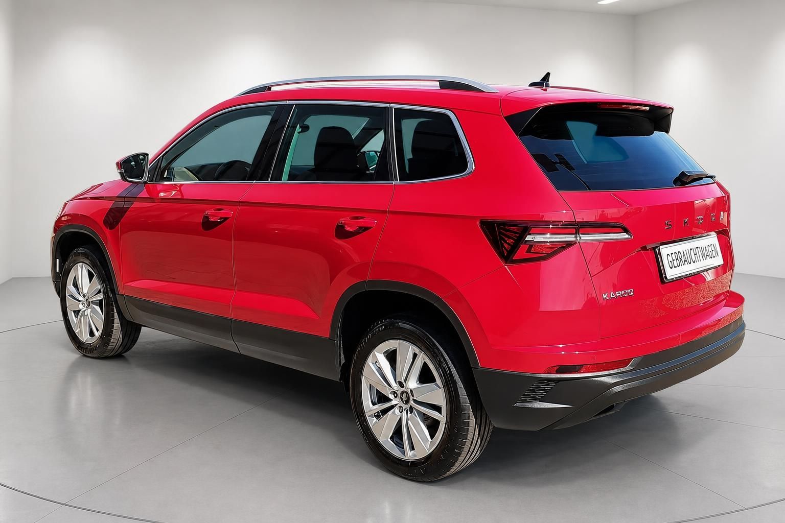 Skoda Karoq in Rot, Heckansicht schräg im Studio
