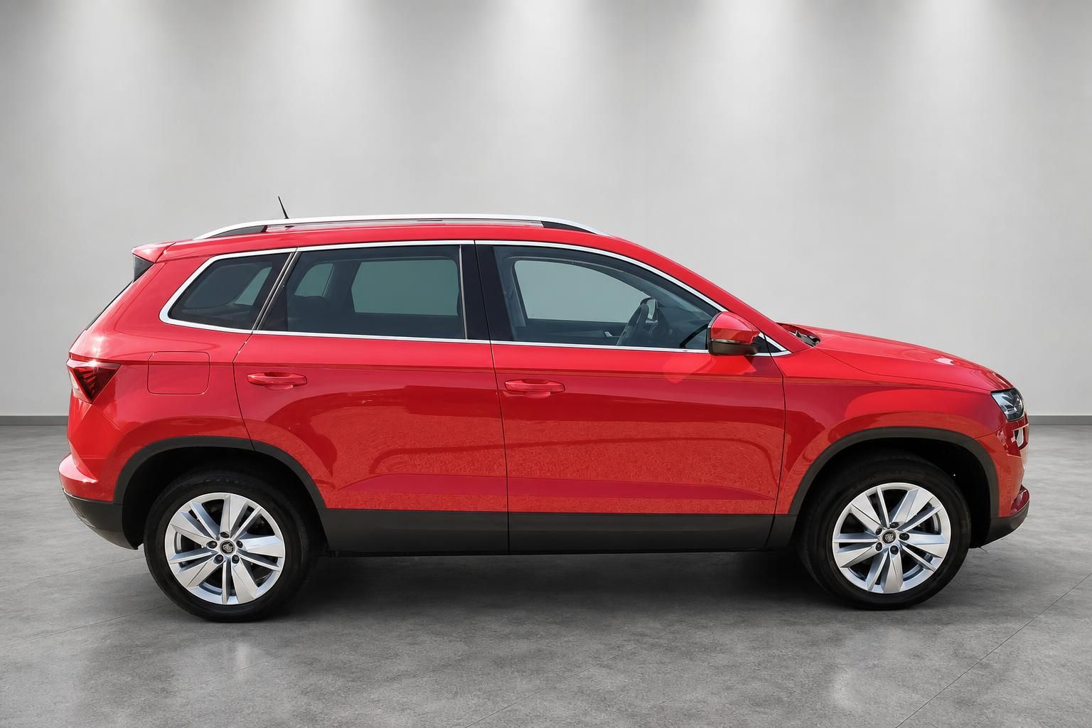 Skoda Karoq rot, Seitenansicht im Fotostudio