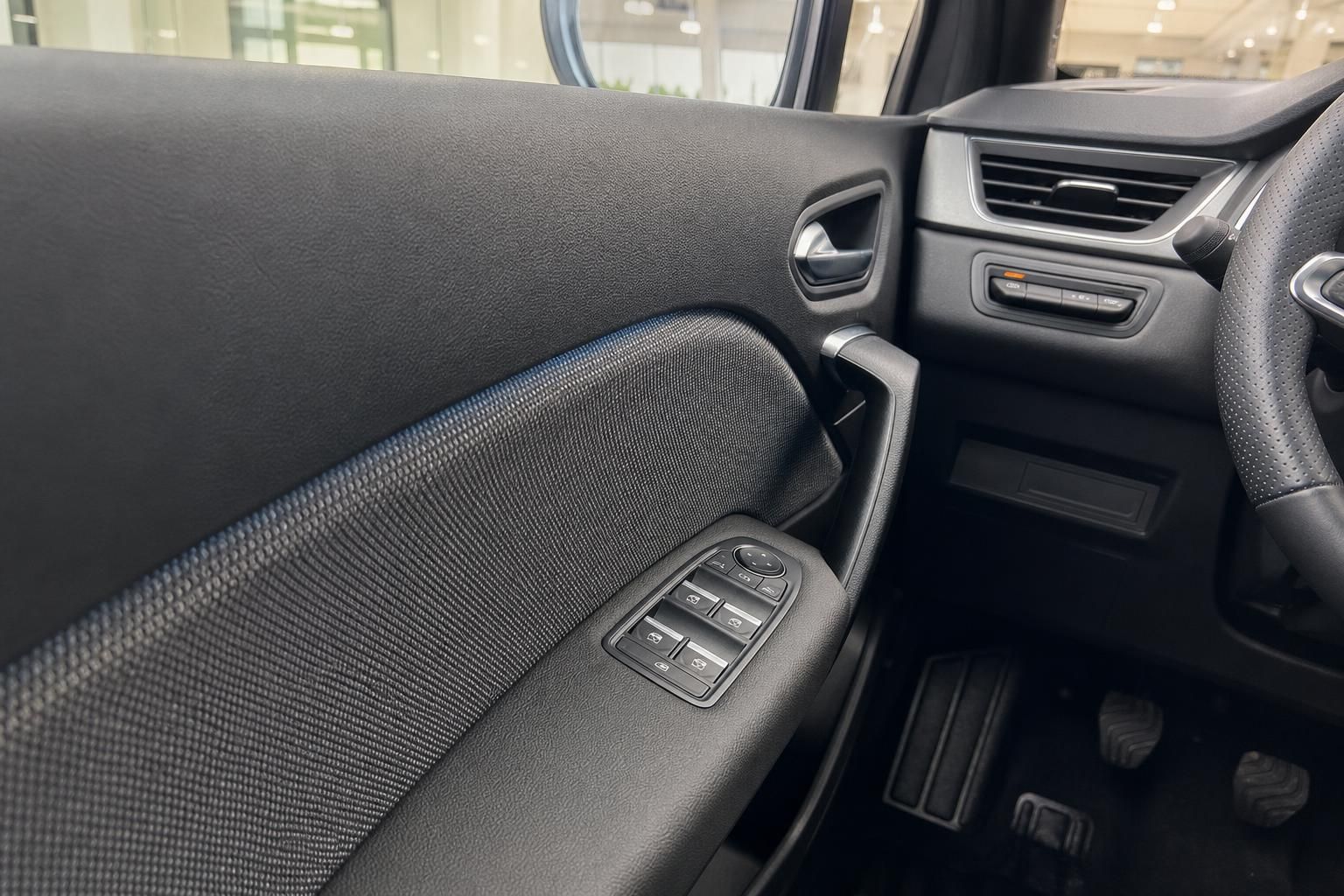 Renault Fahrzeuginnenraum Detailansicht Türverkleidung mit Fensterheberschaltern