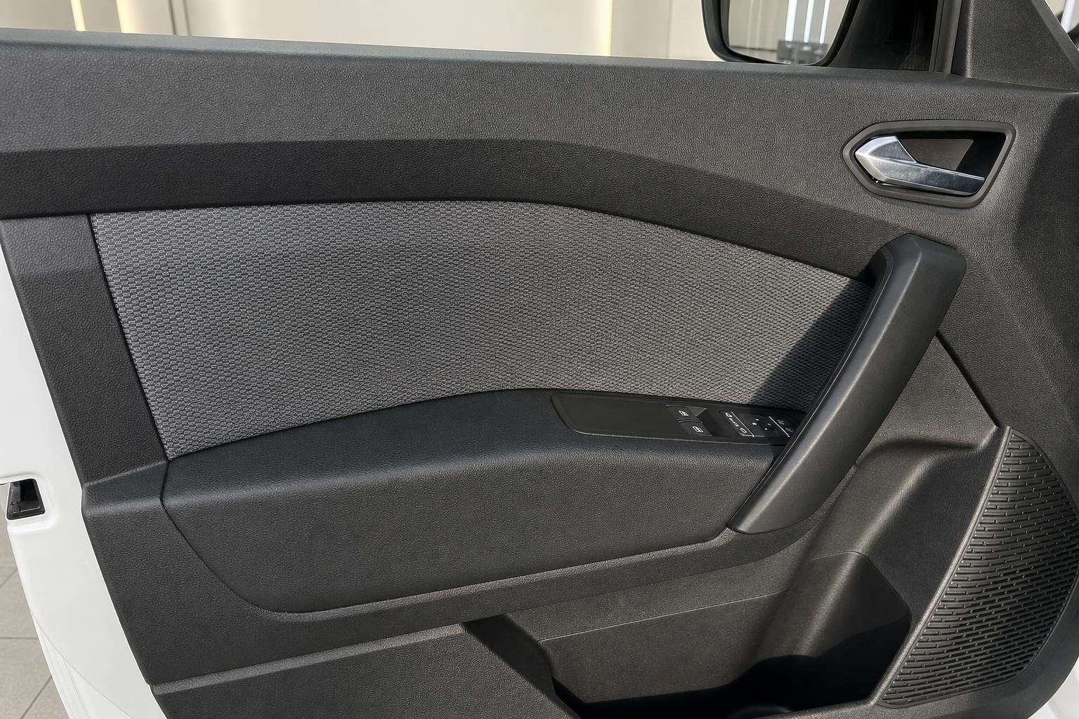 Fahrzeug Innenraum Türverkleidung mit grauer Stoffausstattung und Fensterheber-Bedienfeld