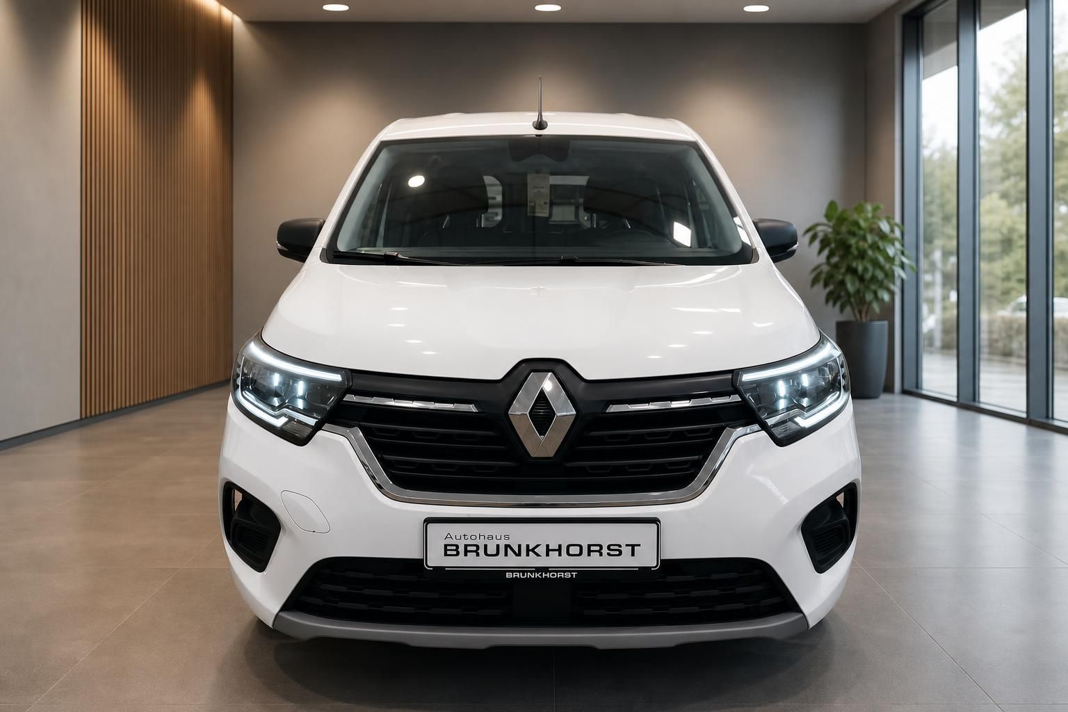 Weißer Renault Van Frontansicht im Autohaus Brunkhorst, LED-Scheinwerfer und Kühlergrill sichtbar