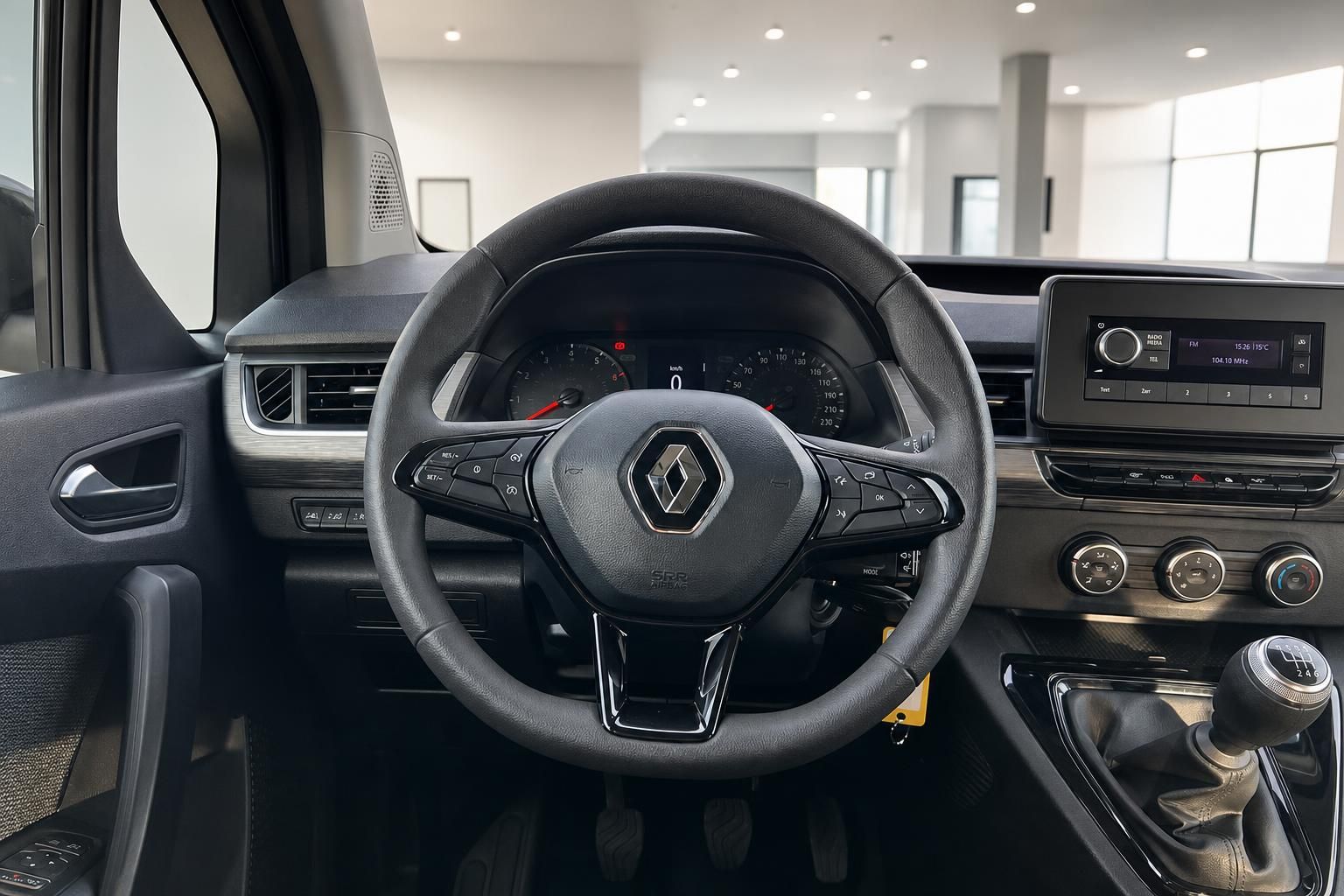 Renault Lenkrad mit Renault-Logo, Armaturenbrett und Mittelkonsole - Detailansicht Fahrerinnenraum