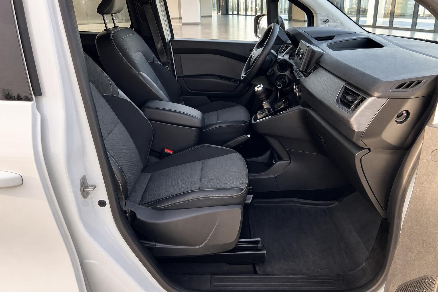 Renault Kangoo Vordersitze und Cockpit Innenausstattung schwarz-grau