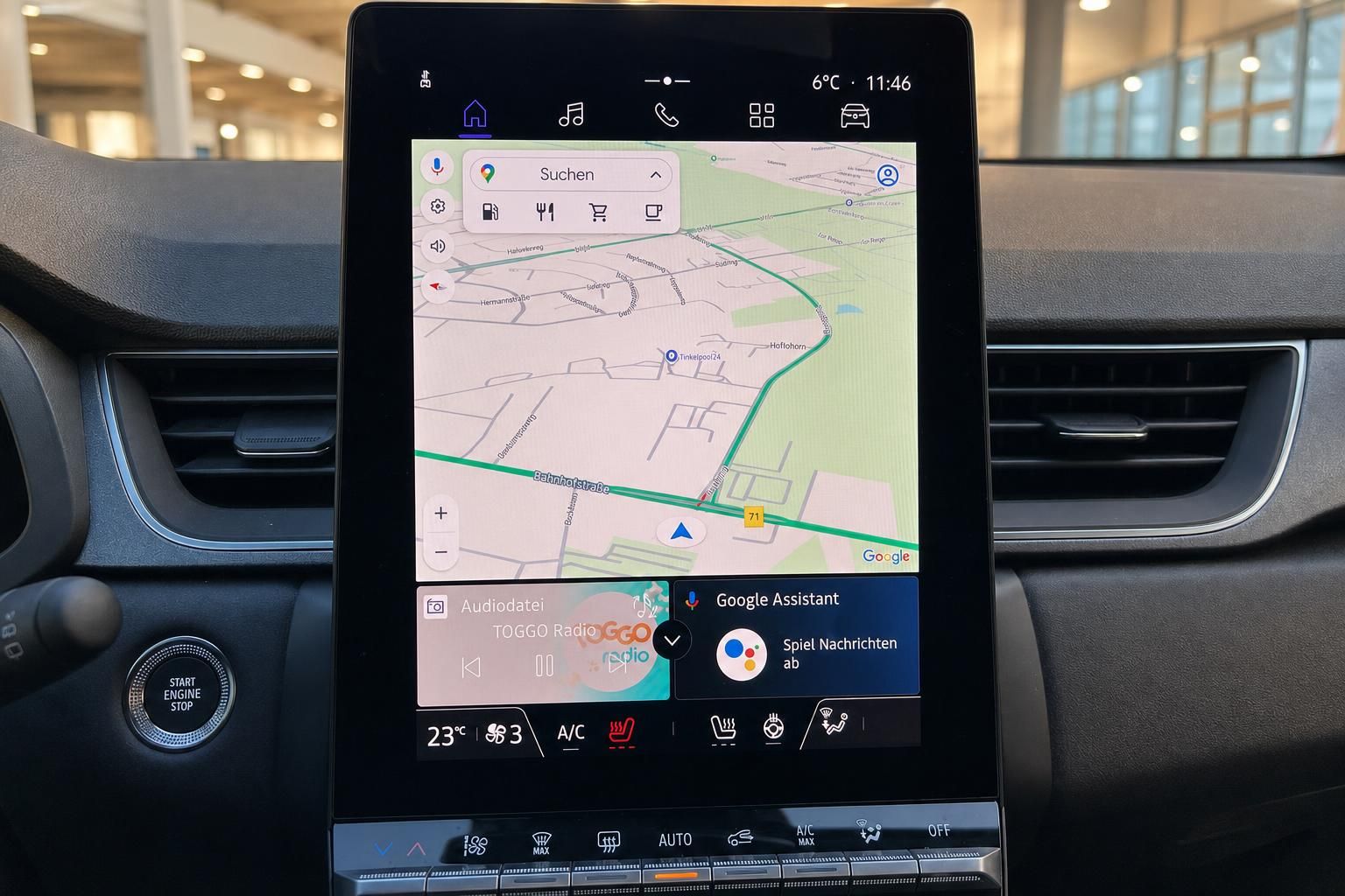 Fahrzeug Infotainment-System mit Navigationskarte und Klimasteuerung im Innenraum