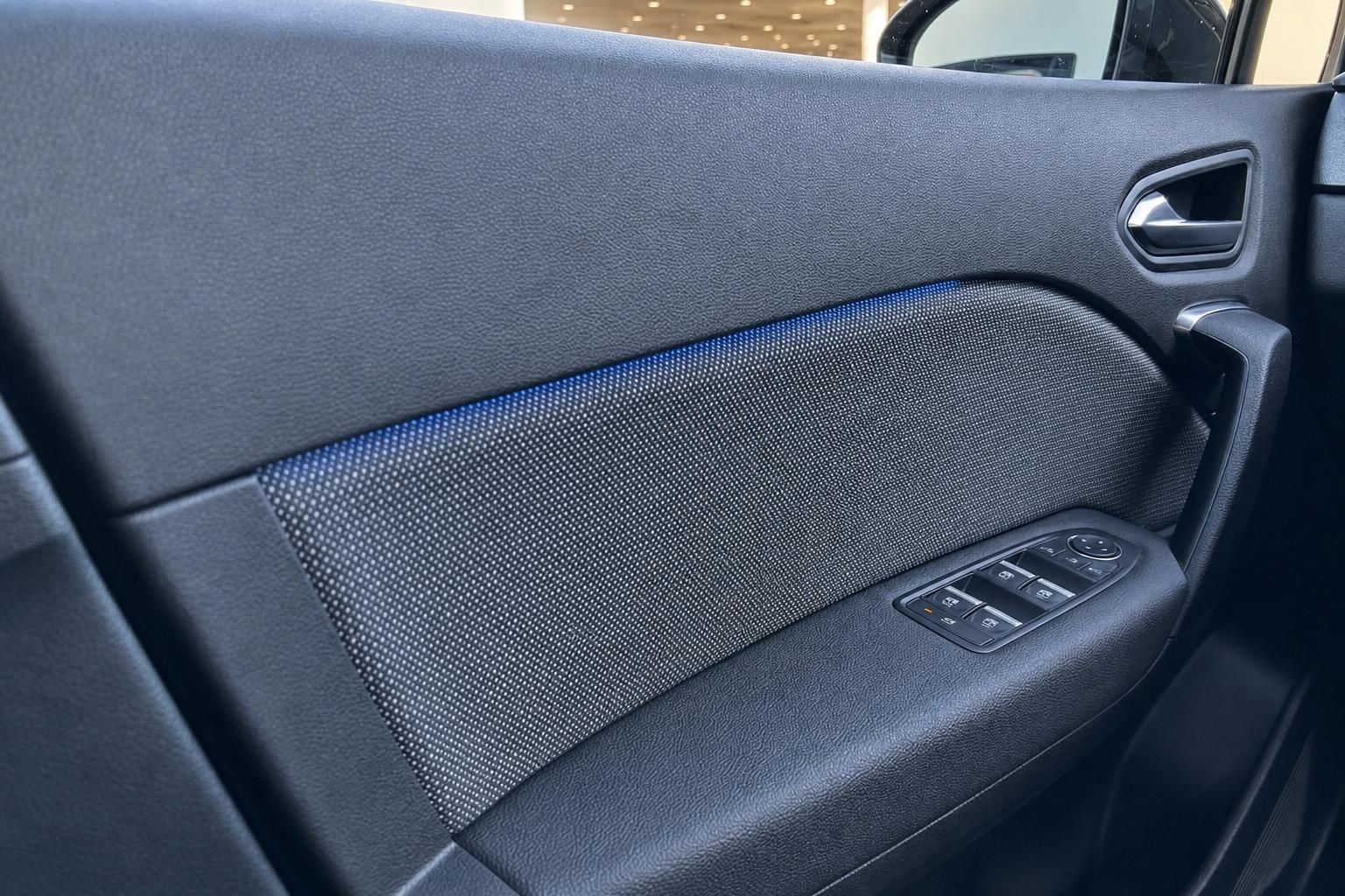 Fahrzeug Innenraum Türverkleidung mit Fensterheberbedienung und blauer Beleuchtung