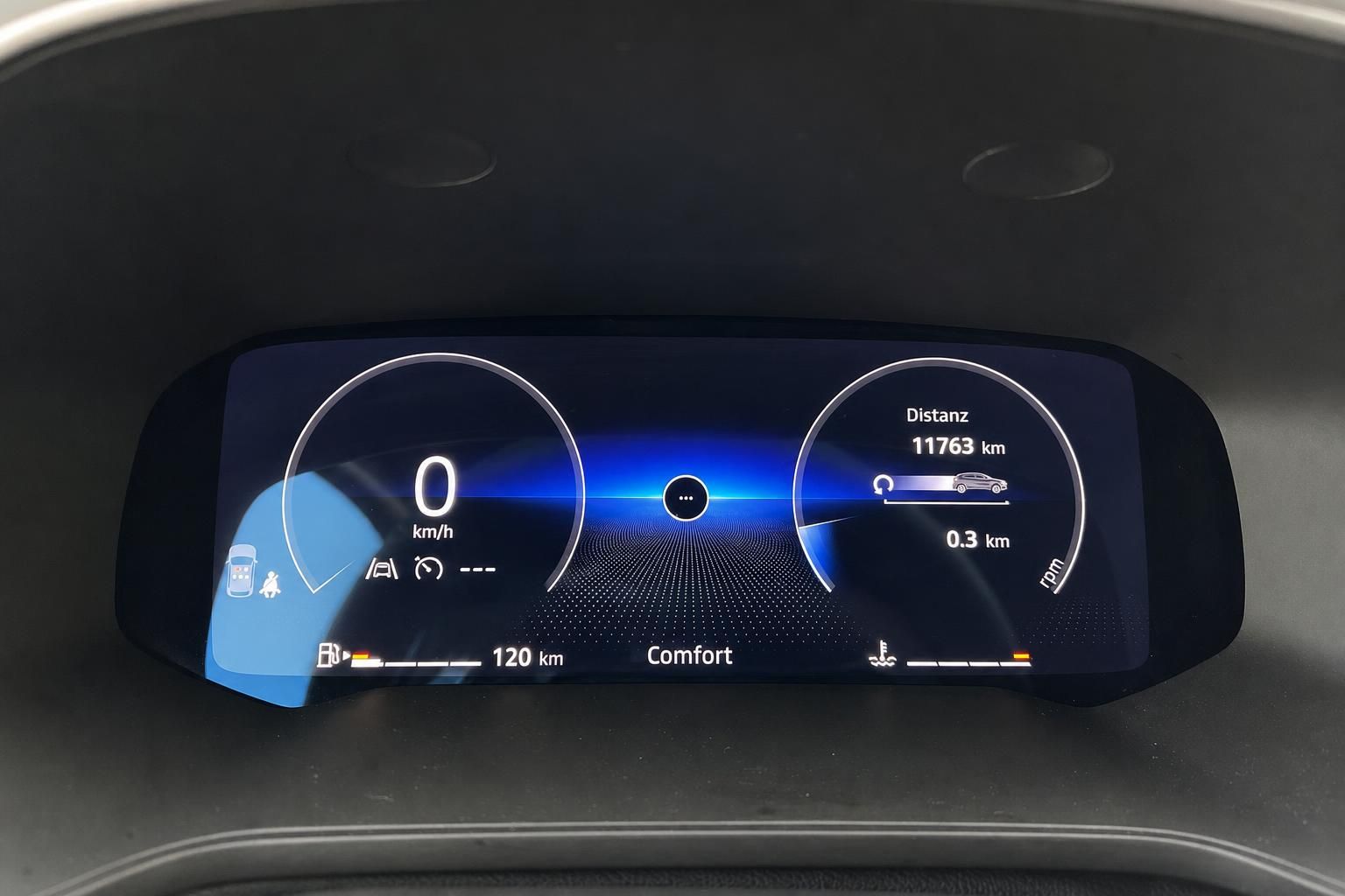 Digitales Kombiinstrument mit Tachometer, Navigation und Fahrzeuginfos - moderne Cockpit-Anzeige