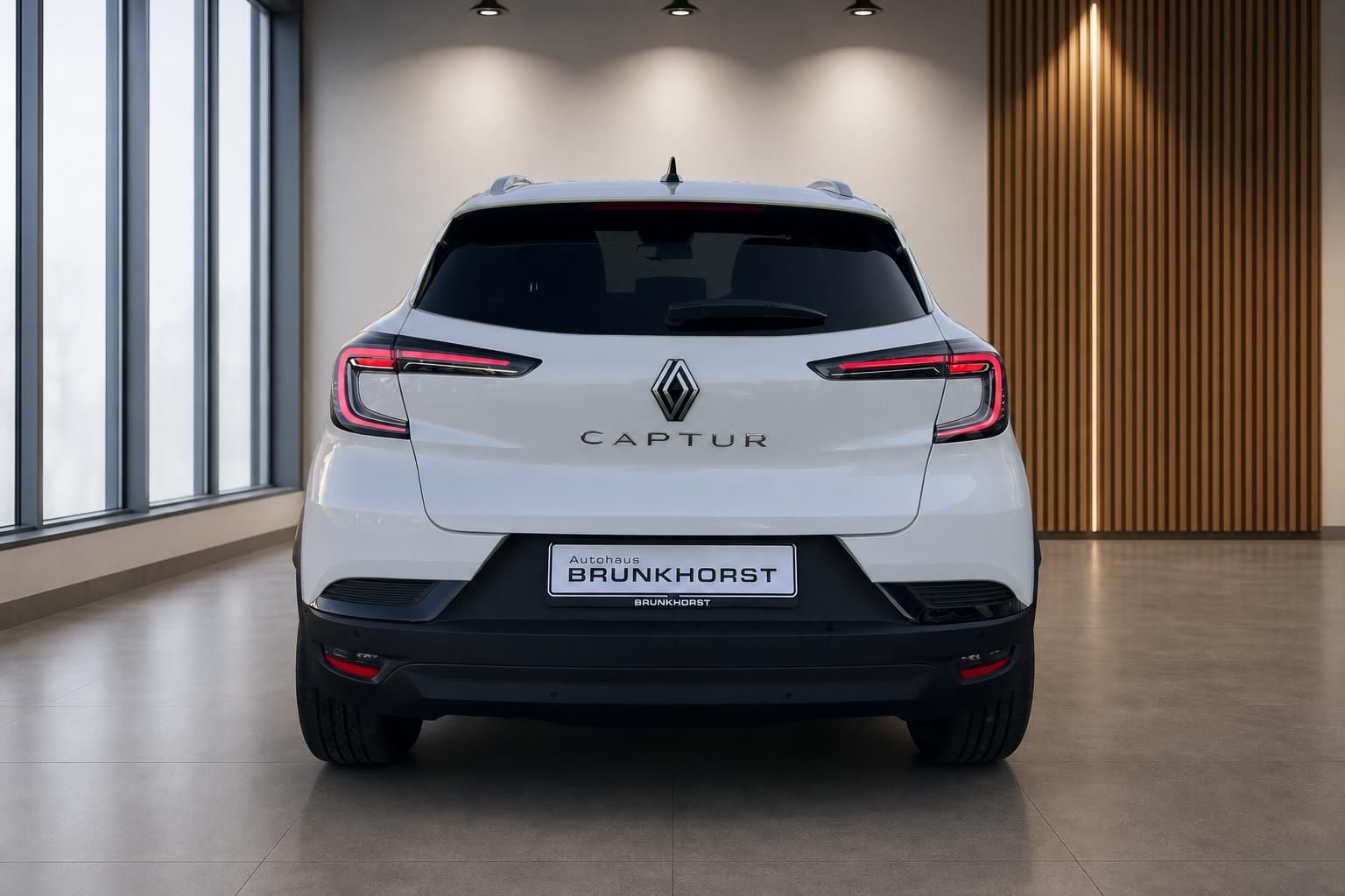 Renault Captur weiss Heckansicht im Autohaus Brunkhorst Showroom
