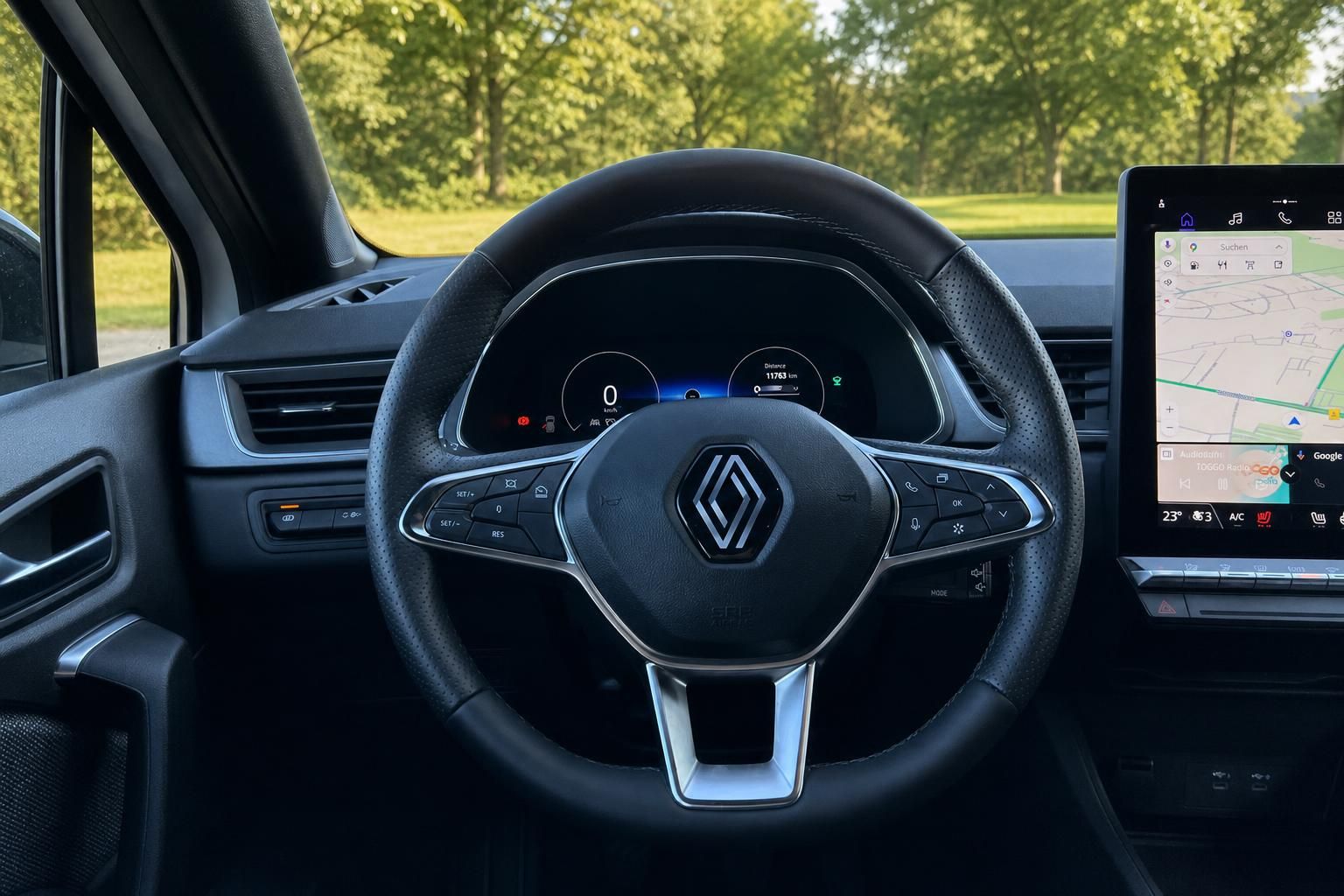 Fahrzeug Innenraum mit Lenkrad, digitalem Armaturenbrett und Navigationssystem