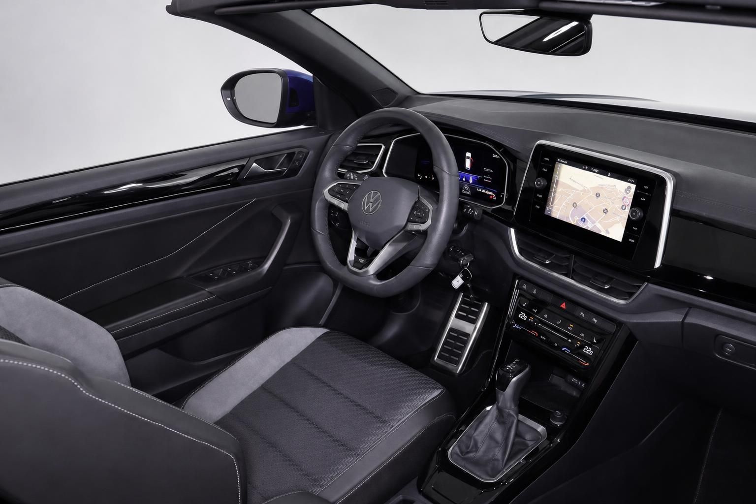 Fahrerinnenraum eines VW Cabrios mit Lenkrad und Navigation