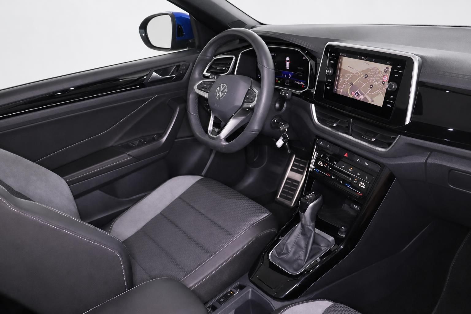 VW Cockpit mit Lenkrad, Navigation und Sportsitzen