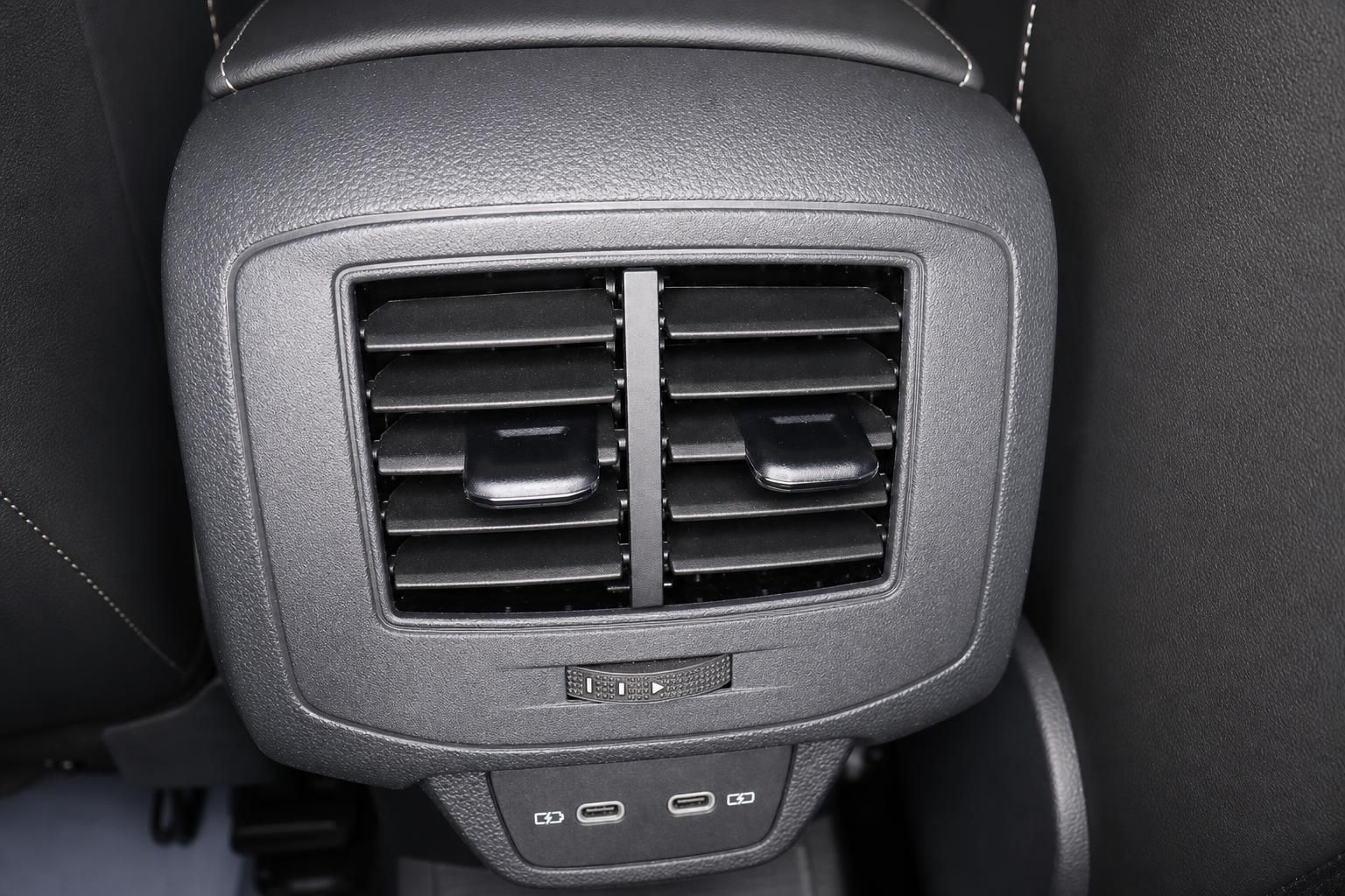 VW Rücksitzbelüftung mit USB-C Anschlüssen im Detail