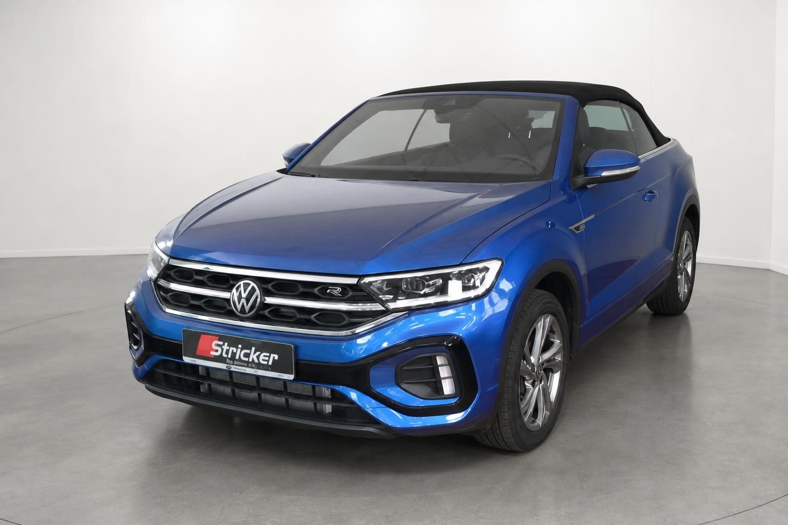 VW T-Roc Cabriolet blau, Frontansicht mit R-Line Kuehlergrill