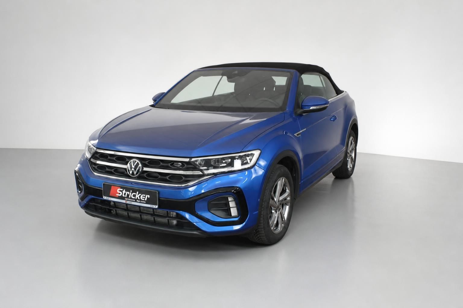 VW T-Roc Cabriolet blau mit geschlossenem Verdeck, Frontansicht schraeg