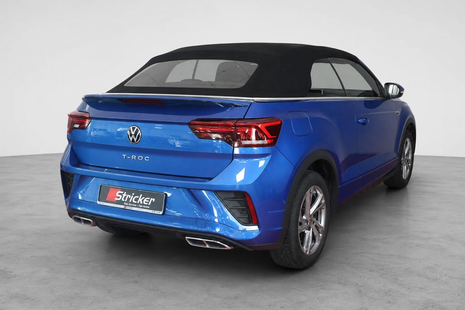 VW T-Roc Cabriolet blau, Heckansicht mit geschlossenem Verdeck
