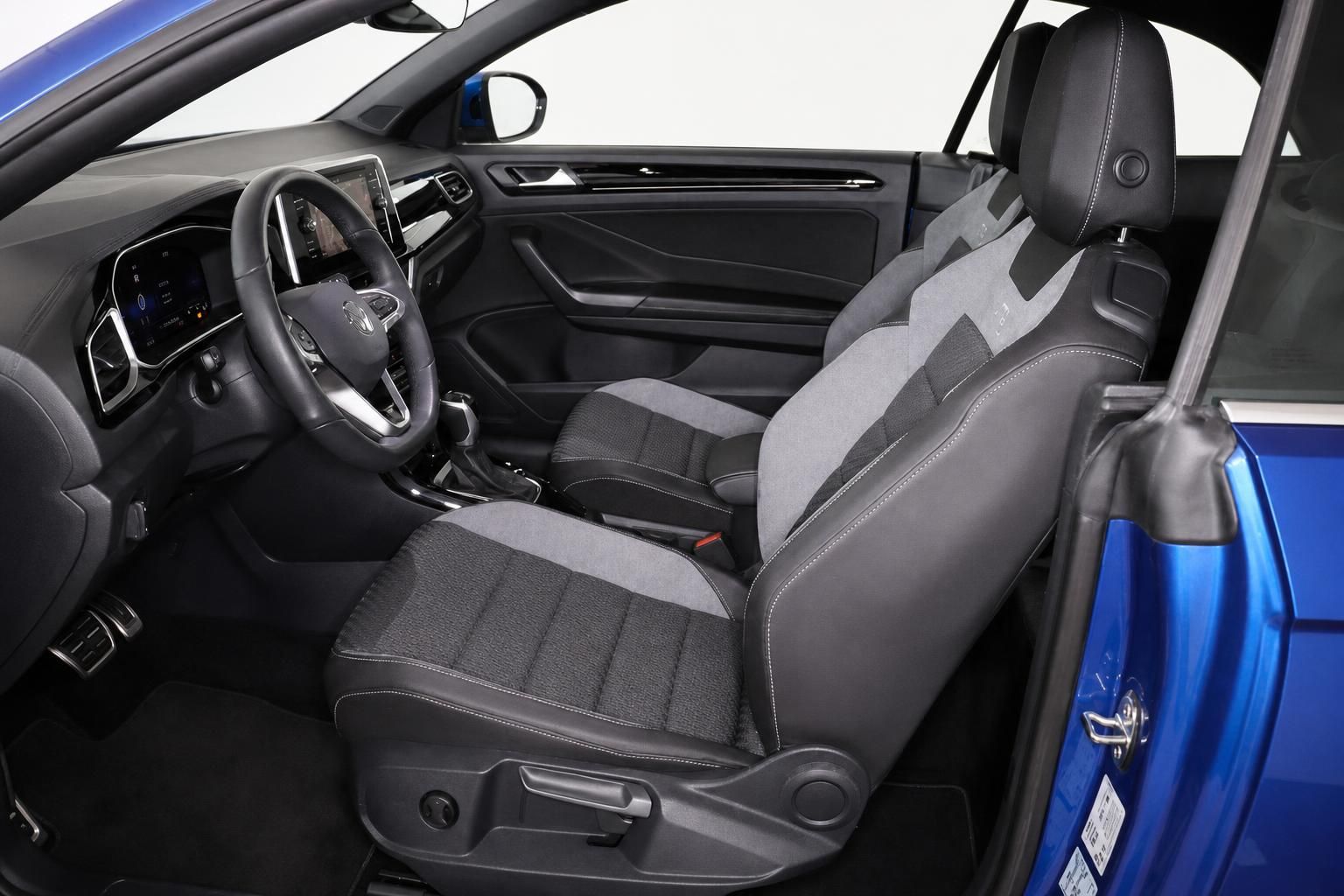 VW T-Roc Cabriolet Innenraum mit Sportsitzen und Cockpit